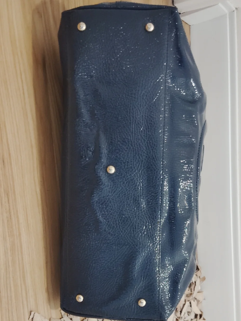 Pre- loved Gucci Patent Leather Chain Shoulder Bag in Navy. - Picture 8 of 12